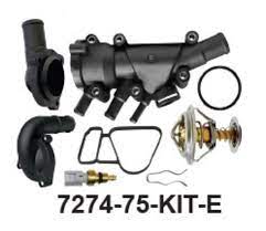 TOMA DE AGUA QUEZADA FORD FIESTA 1.6L 4CIL 01/10 IKON 1.6L 4CIL 01/07 KA 1.6L 4CIL 01/08 COURIER 1.6L 01/10 INCLUYE TERMOSTATO, JUNTA Y BULBO DE TEMPERATURA FABRICADA EN PLASTICO CON KIT DE TOMAS (CURVA Y RECTA) = KGT586ALNT Y KGT586D1CNT KEEP ON GREEN
