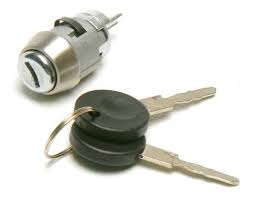 CILINDRO DE ARRANQUE (SWITCH) BRUCK VOLKSWAGEN SEDAN 74/04 COMBI 70/01 1.6L Y 1.8L GOLF Y JETTA A2 1.8L 87/92 CARIBE Y ATLANTIC 1.8L 70/87 JETTA A3 1.8L 93/99 ANTIRROBO INCLUYE LLAVES BOLSA CON UN JUEGO PRECIO POR JUEGO VENTA POR JUEGO = BAA905855A BRUCK
