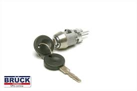 CILINDRO DE ARRANQUE (SWITCH) BRUCK VOLKSWAGEN SEDAN 74/04 COMBI 70/01 1.6L Y 1.8L GOLF Y JETTA A2 1.8L 87/92 CARIBE Y ATLANTIC 1.8L 70/87 JETTA A3 1.8L 93/99 ANTIRROBO INCLUYE LLAVES BOLSA CON UN JUEGO PRECIO POR JUEGO VENTA POR JUEGO = BAA905855A BRUCK